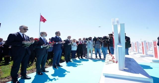  Depremde hayatını kaybeden öğretmenler anısına anıt…