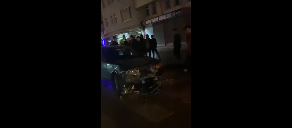 İki araç kafa kafaya çarpıştı