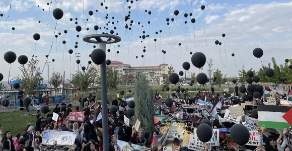Gazze için siyah balon uçurdular 