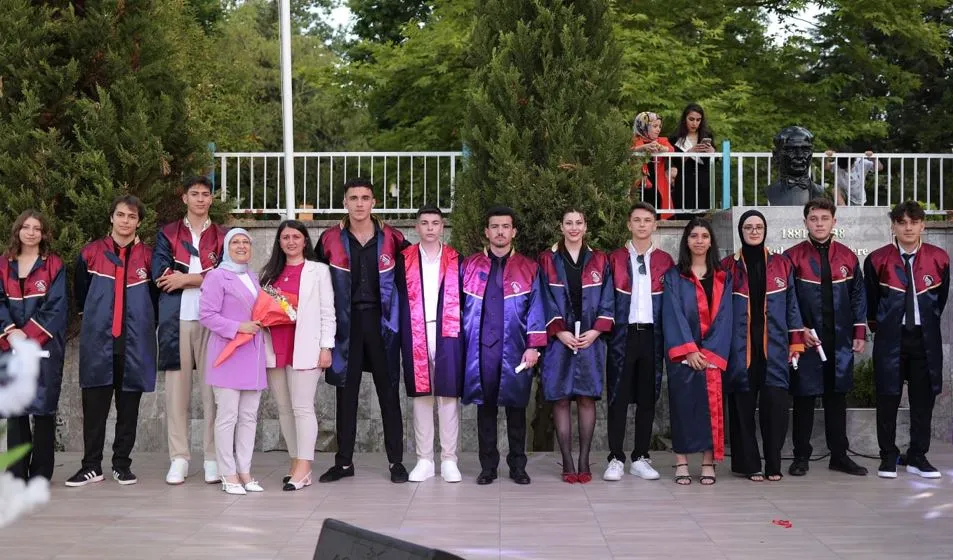 Ünye Mehmet Refik Güven’de mezunlardan görkemli veda…  