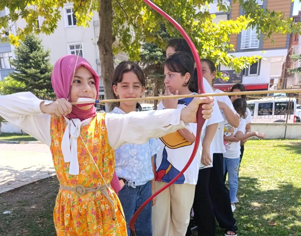 Yunus Emre Bilgi Evi öğrencileri okçuluk öğrendi