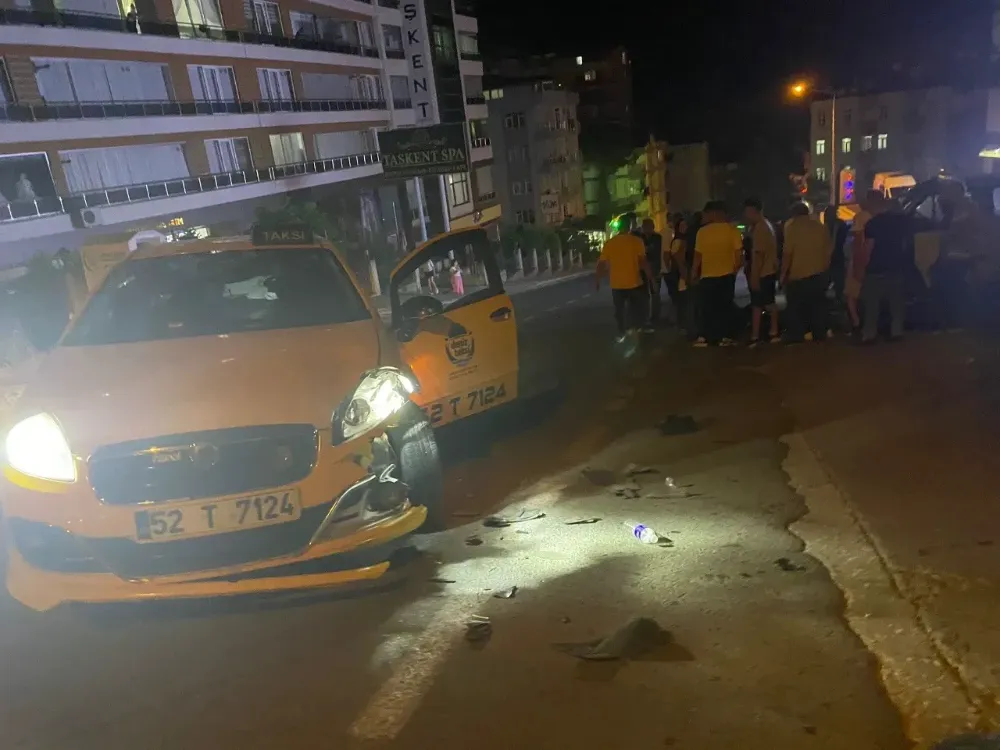 Ticari taksi ile motosiklet çarpıştı; 1 yaralı