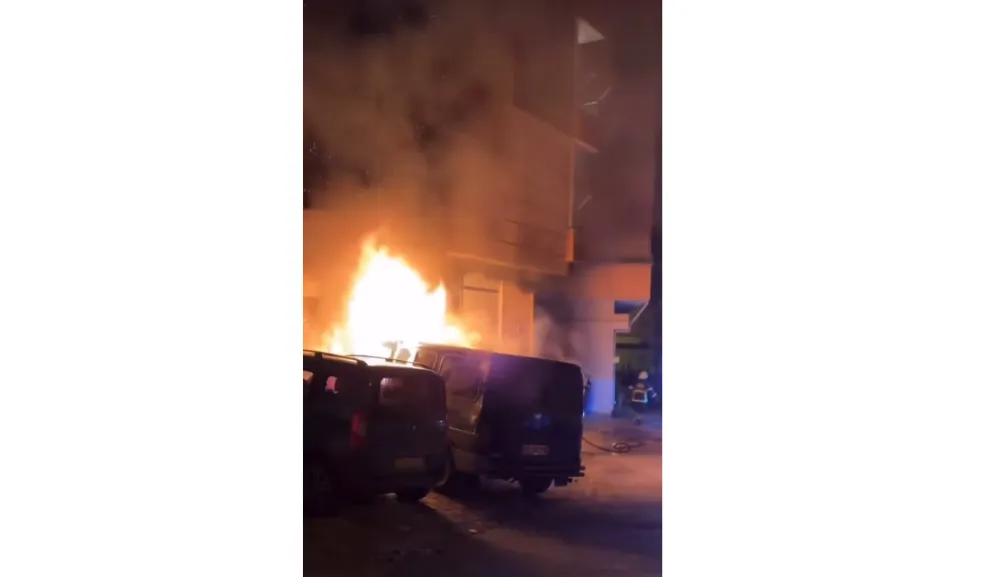 Park halindeki araç tamamen yandı 