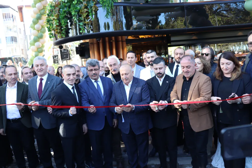 Emrah Usta Pastanesi ‘gel al’ noktası olarak Cumhuriyet Meydanı’nda hizmette…