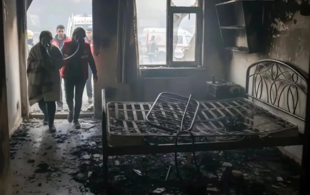 Elektrikli battaniyeden yangında 4 kişi dumandan etkilendi