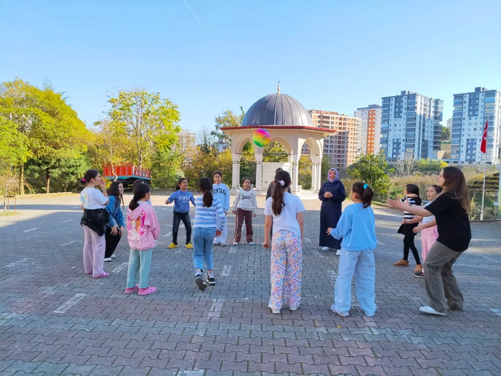 Ünye’de genç gönüllüler, çocuk gönüllerle buluştu… 