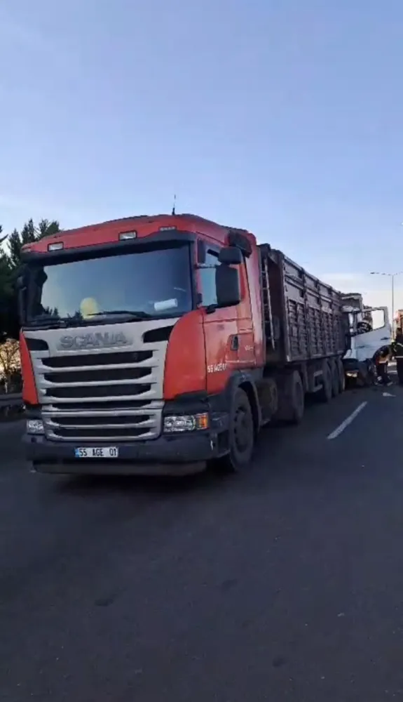 Ünye’de kamyon tıra çarptı, sürücü araçta sıkıştı