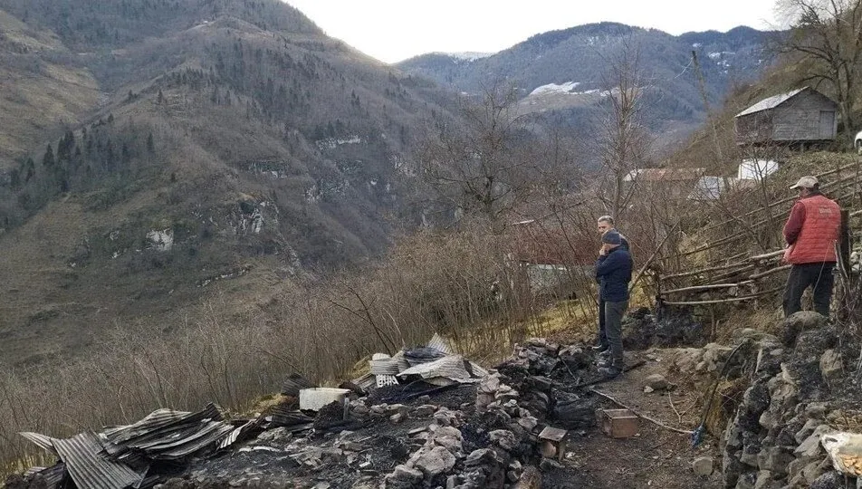Ahşap ev yangında küle döndü