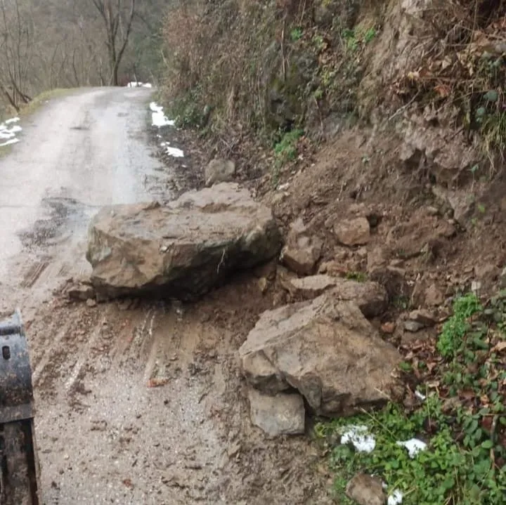 Kar yağışı sonrası toprak kaydı, yollar kapandı!	