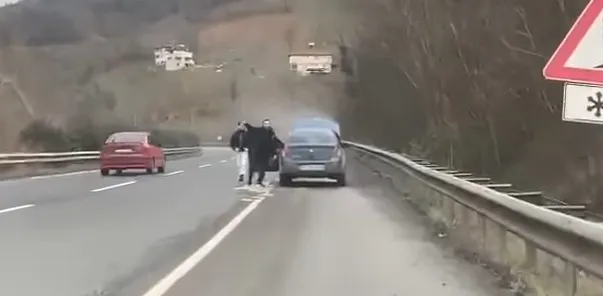 Seyir halindeki araç alev aldı