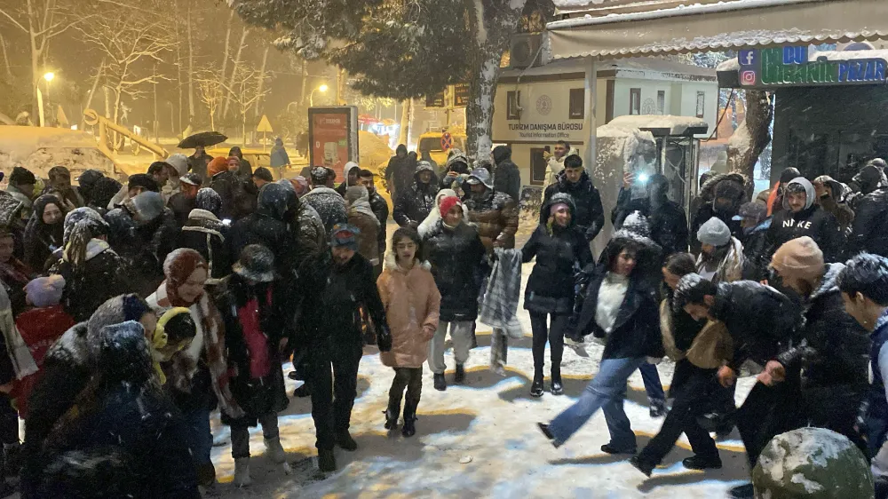 Ünye Cumhuriyet Meydanı, kar festivaline dönüştü…