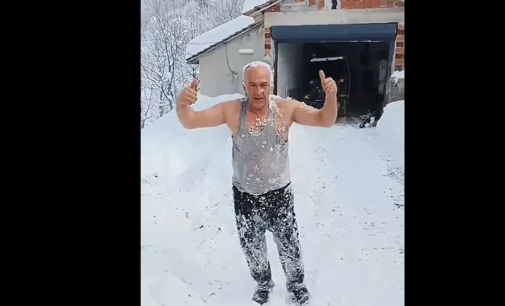 Ordu’da karda yüzen adam dikkat çekti!