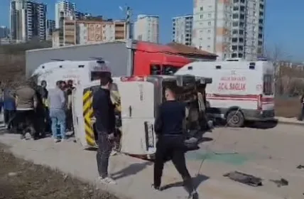 Öğrenci servisiyle kamyonet çarpıştı: 10 yaralı