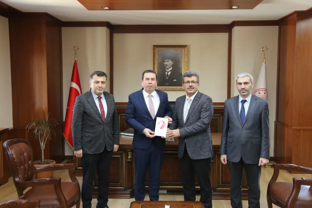 Kaymakam Işık’a “İyilik Ayı Ramazan” kitabı hediye edildi…