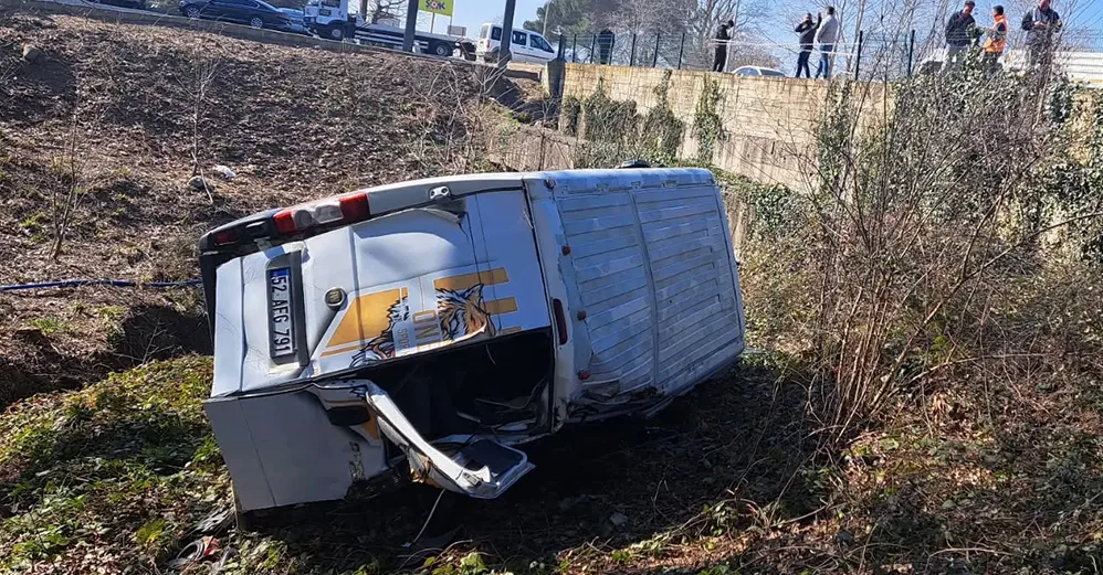 Ünye’de otomobil servis minibüsüne çarptı; 6’sı çocuk 8 kişi yaralandı