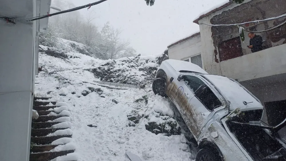 Ünye’de OSKİ aracı kaza yaptı 