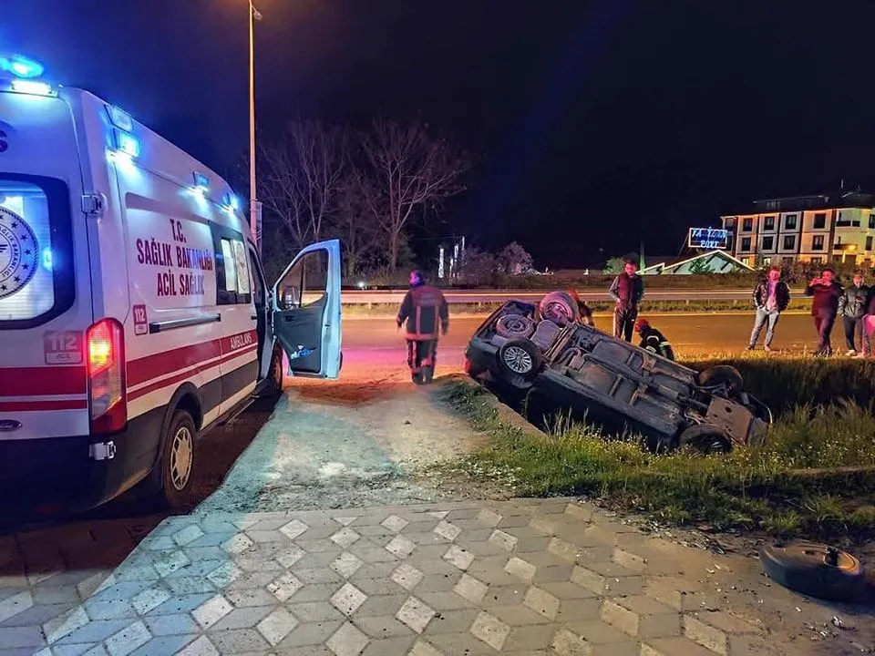 Fatsa’da otomobil kanala devrildi; 2 yaralı