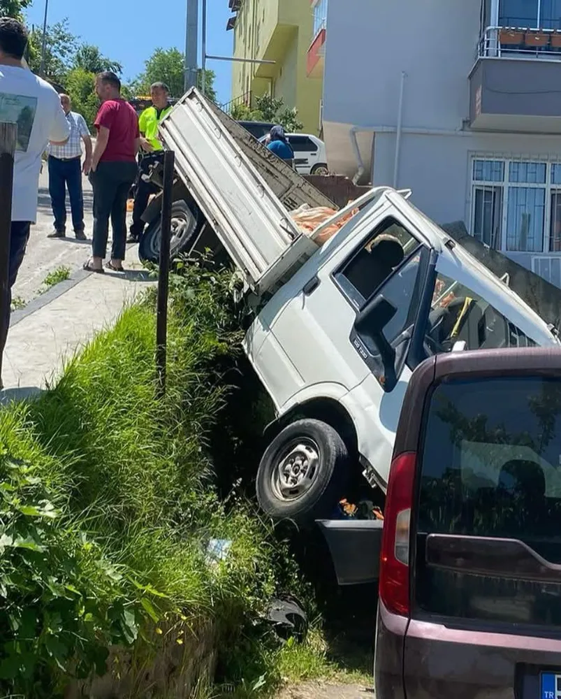 Fatsa’da kamyonet, diğer kamyonetin üzerine düştü!