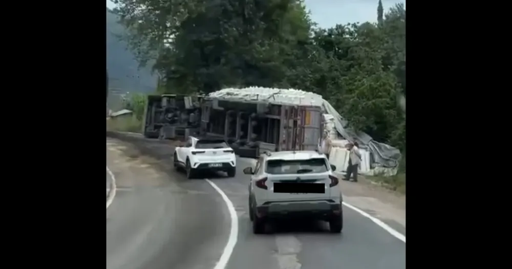 TIR devrildi, sürücü yaralandı