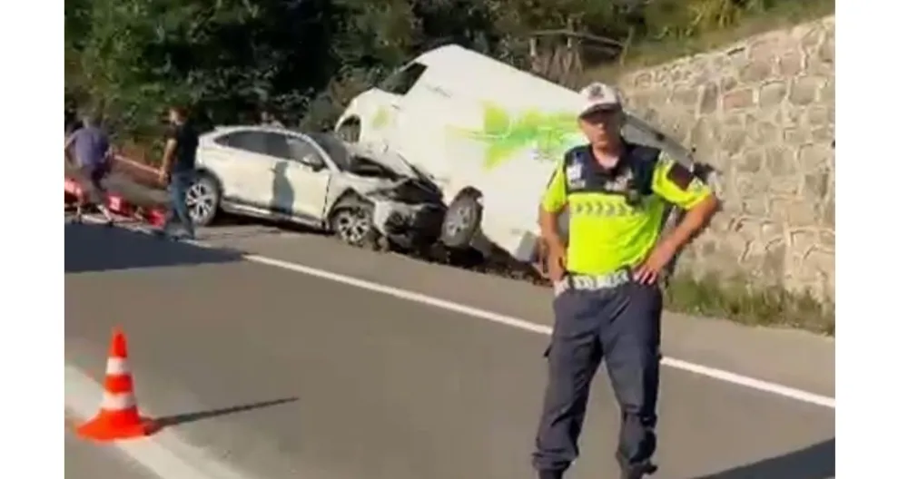 Mesudiye’de otomobil ile minibüs çarpıştı