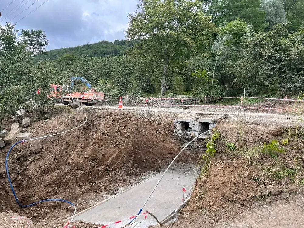 İki ilçe arasındaki yol çalışmasına devam…