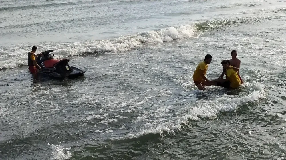 Ünye’de biri çocuk 2 kişi denizde boğulma tehlikesi geçirdi 