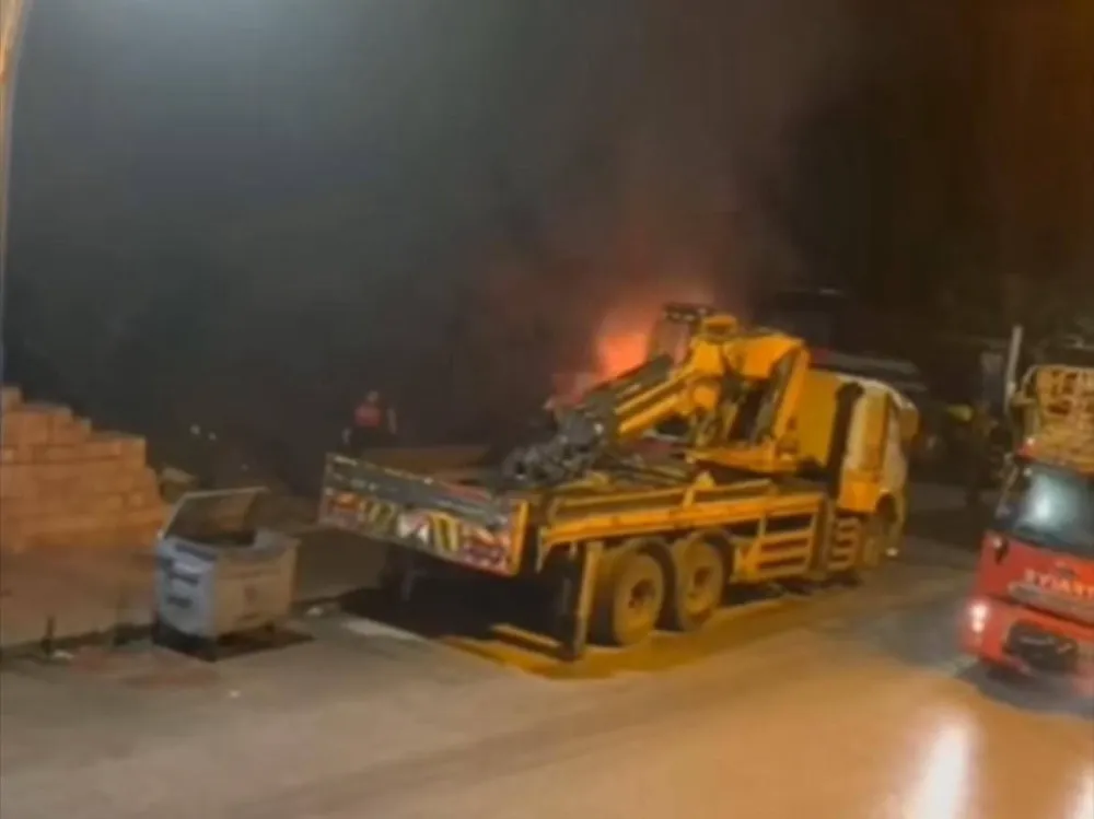 Kabataş’ta park halindeki kamyonet yandı 