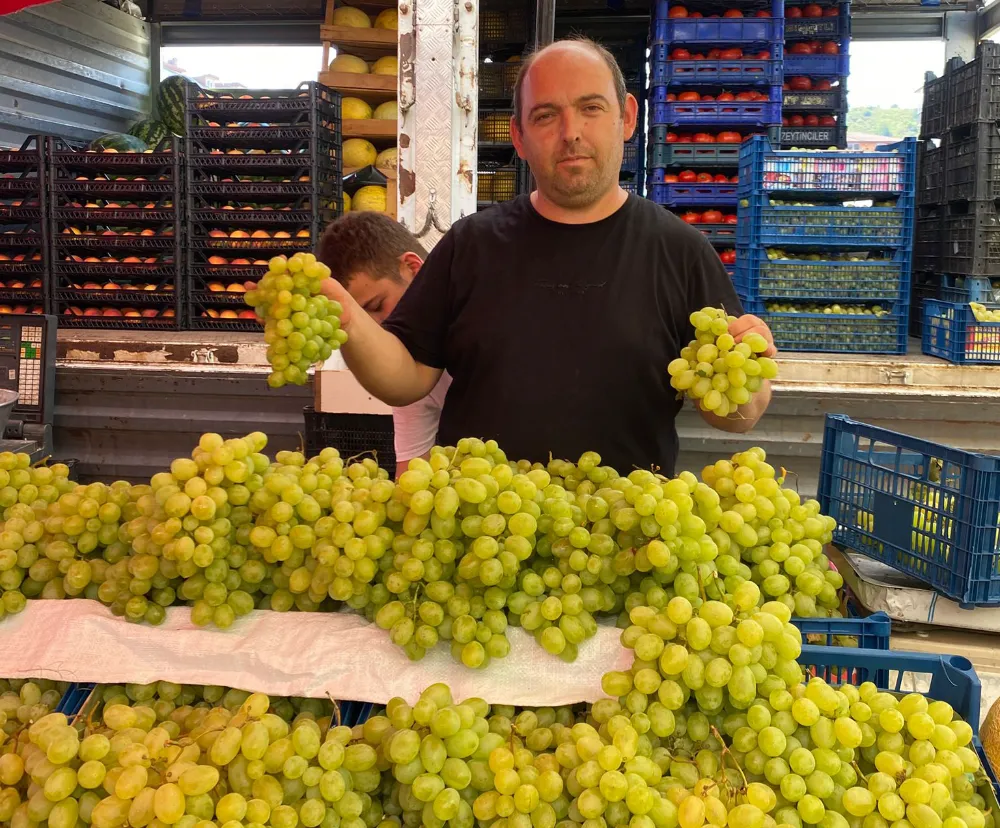 Ünye pazarında yaz meyveleri bol, alım gücü düşük