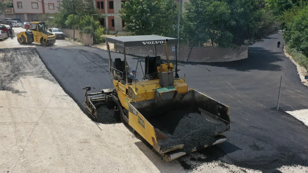 Kumru sıcak asfaltla buluşuyor