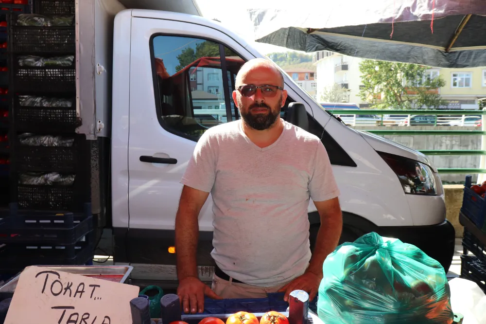 Ünye pazarı domatesle hareketleniyor, yaz meyveleri tezgâhlardan çekiliyor