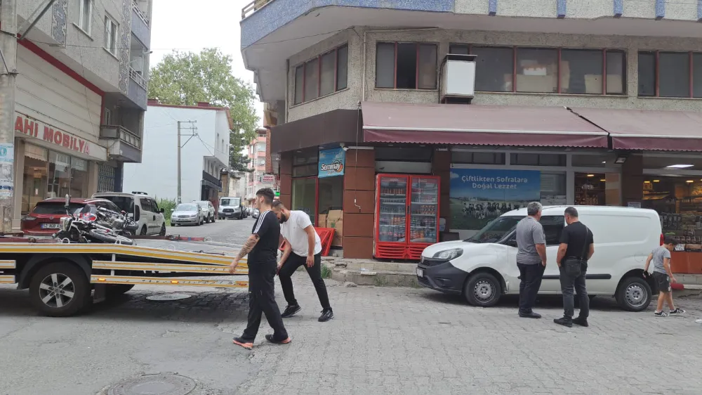 Motosiklet sürücüsü park halindeki araca çarpıp kaçtı…