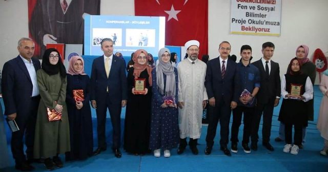 Erbaş ve Yavuz, öğrencilerin karne sevincine ortak oldu